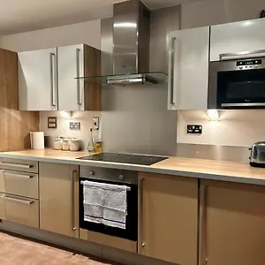 london-skylineviews-2-bed-2-bath-flat-near-canary-wharf.cambridgehotelsuk.com/