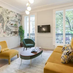apt-bright-and-gorgeous-flat-in-the-heart-of.fr-paris.fr/